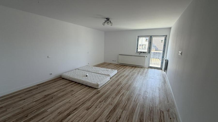 Casă cu 5 camere cu Teren 300 Mp în Tineretului