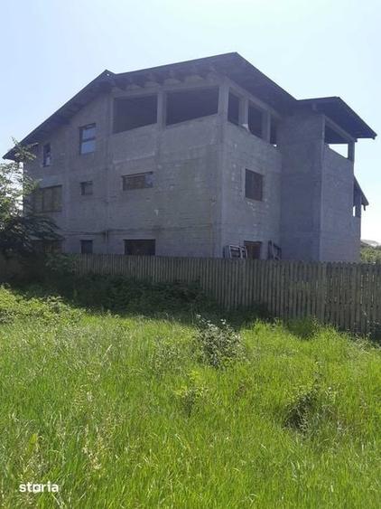 Casă cu 4 camere cu Teren 320 Mp în Bradu