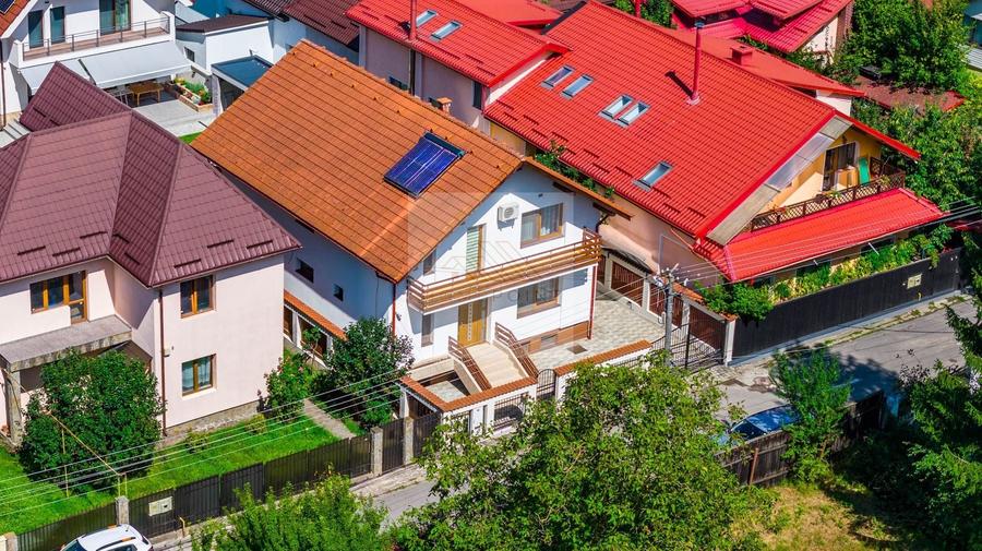 Casă individuală cu 5 camere cu Canalizare în Noua