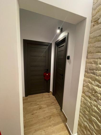 Apartament cu 4 camere decomandat în Malu Roșu