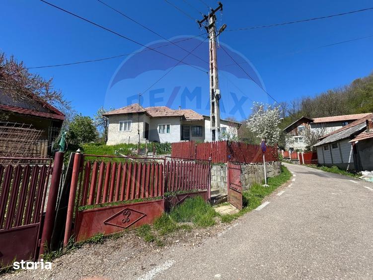 Casă cu 4 camere cu Teren 700 Mp în Chiojdu