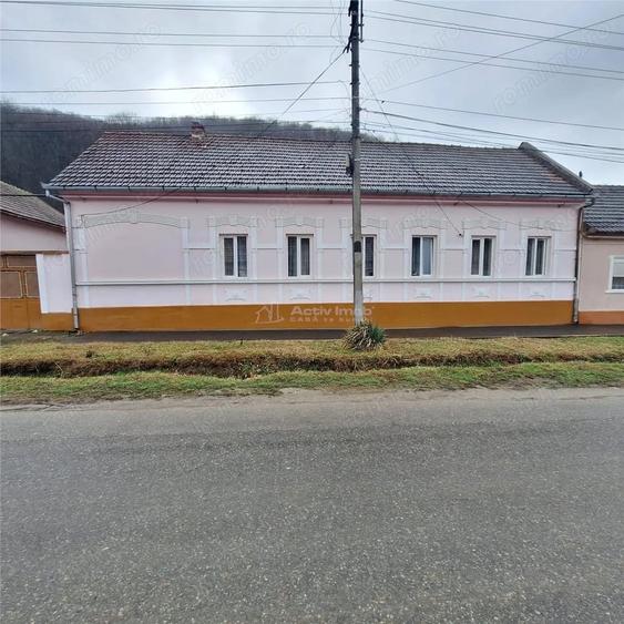 Casă cu 4 camere cu Teren 1000 Mp în Est