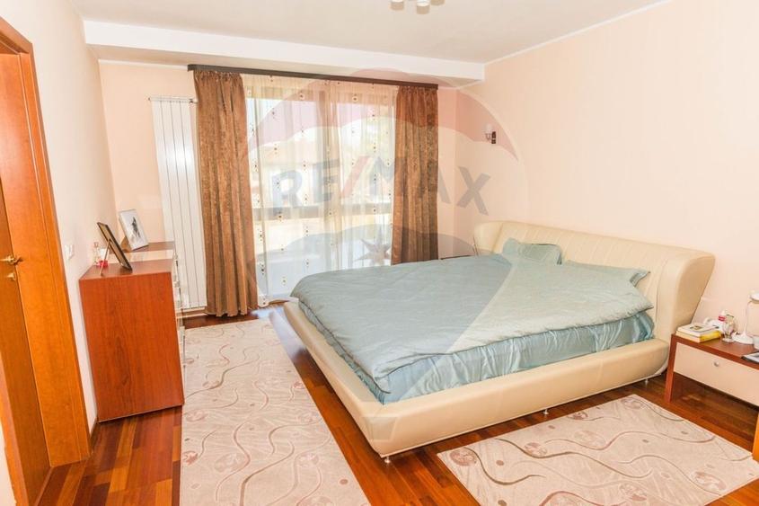 Casă individuală cu 6 camere cu Teren 1071 Mp în Central