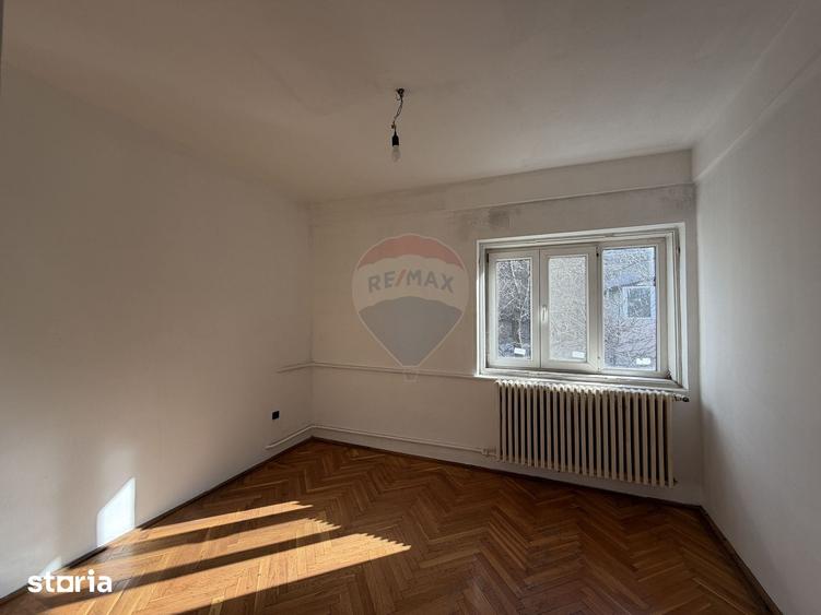 Casă cu 6 camere cu Teren 390 Mp în Floreasca