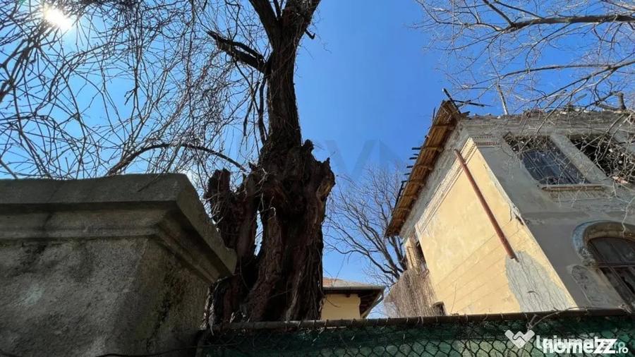 Casă cu 7 camere cu Teren 956 Mp în Central
