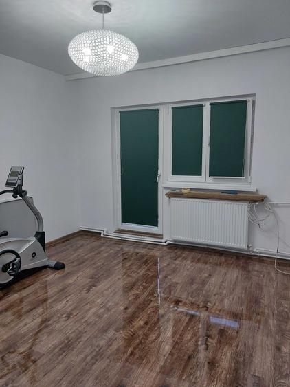 Apartament cu 3 camere decomandat în Petros