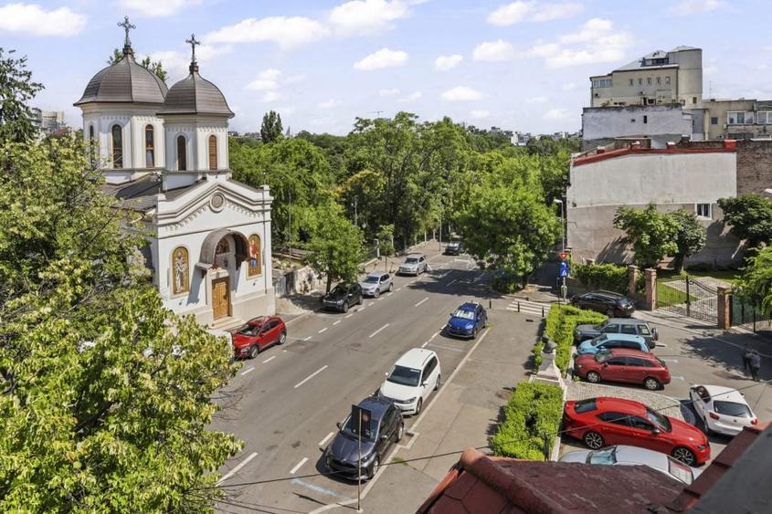 Casă individuală cu 10 camere cu Canalizare în Cișmigiu
