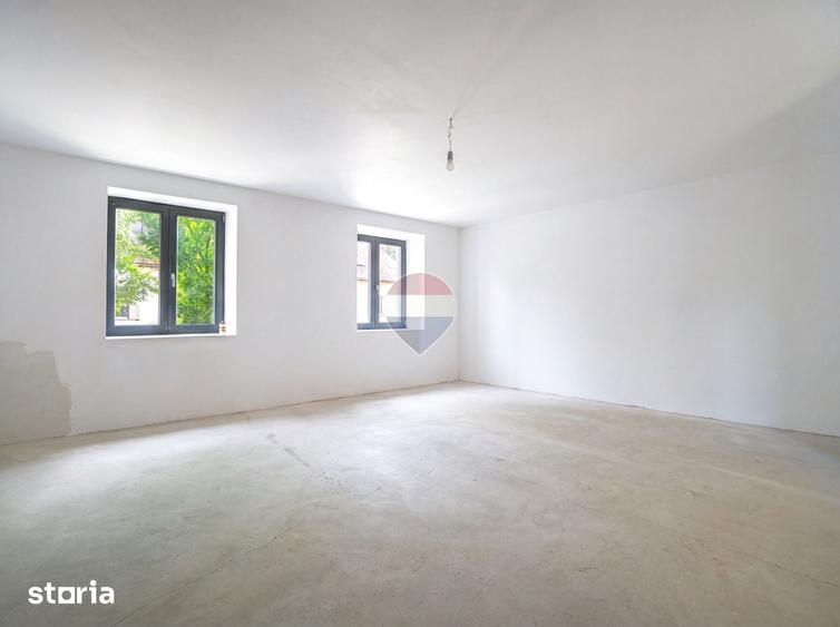 Casă cu 9 camere cu Teren 439 Mp în Cristian