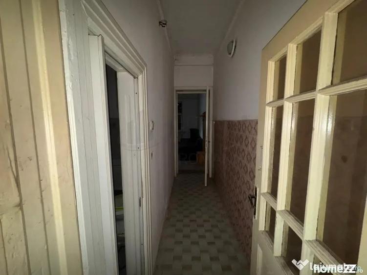Casă cu 11 camere cu Teren 341 Mp în Dudești