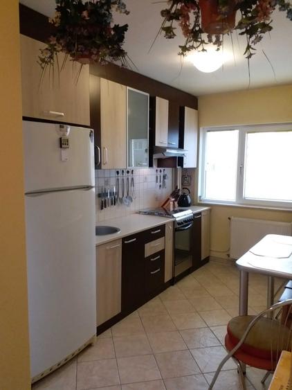 Apartament cu 3 camere semidecomandat în Teiul Doamnei