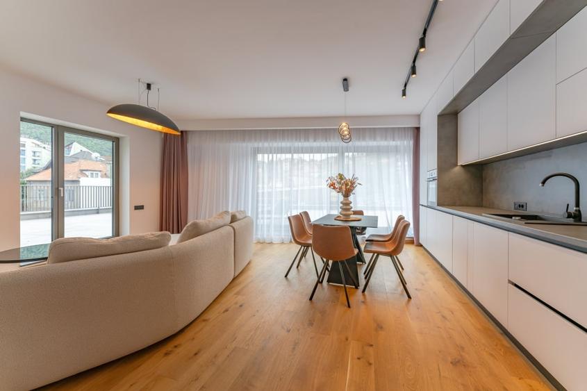 Apartament cu 4 camere decomandat, mobilat în Ultracentral