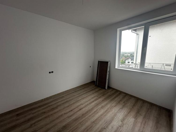 Duplex cu 5 camere cu Canalizare în Exterior Vest