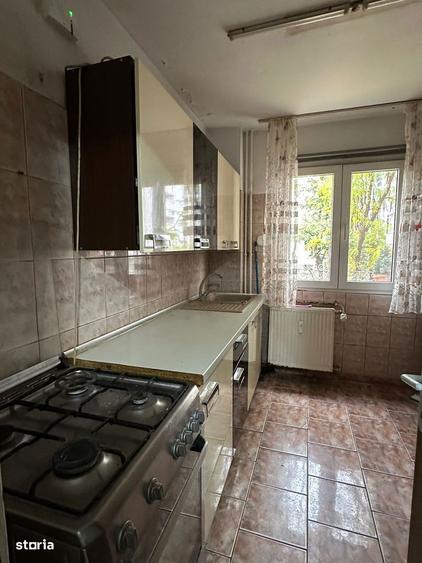 Apartament cu 4 camere decomandat, mobilat în Titan
