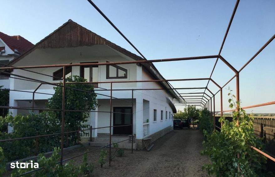 Casă cu 3 camere cu Teren 2263 Mp în Central