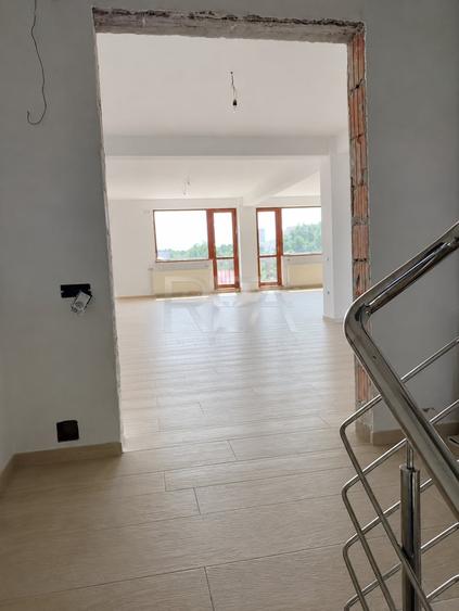 Apartament cu 4 camere decomandat în Ozana