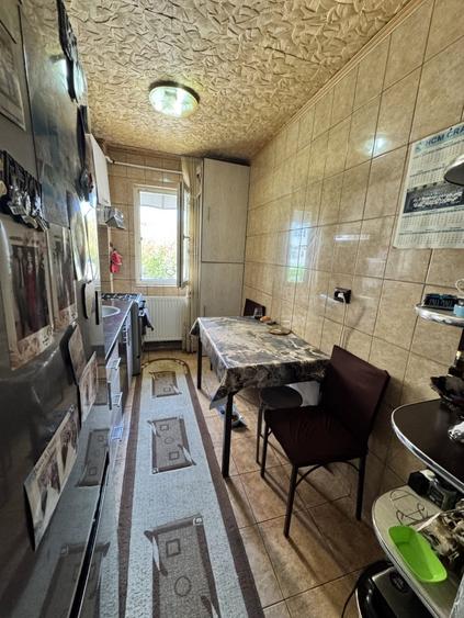 Apartament cu 3 camere semidecomandat, mobilat în Craiovița Nouă