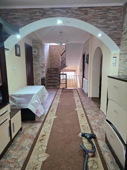 Casă individuală cu 5 camere cu Teren 845 Mp în Central