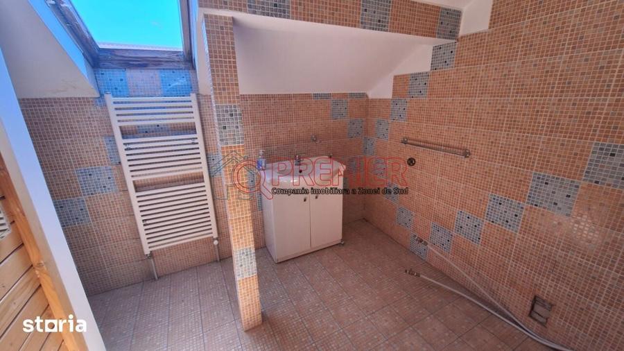 Casă cu 6 camere cu Teren 30 Mp în Apărătorii Patriei