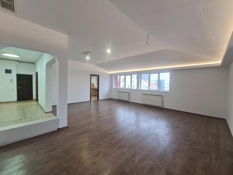 Apartament cu 4 camere decomandat în Herăstrău