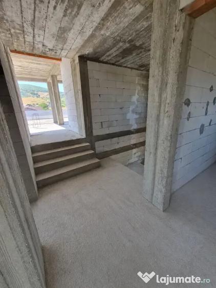 Casă cu 5 camere cu Teren 1008 Mp în Micești