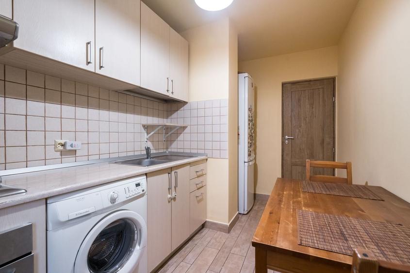 Apartament cu 2 camere decomandat, mobilat în P-ța Victoriei