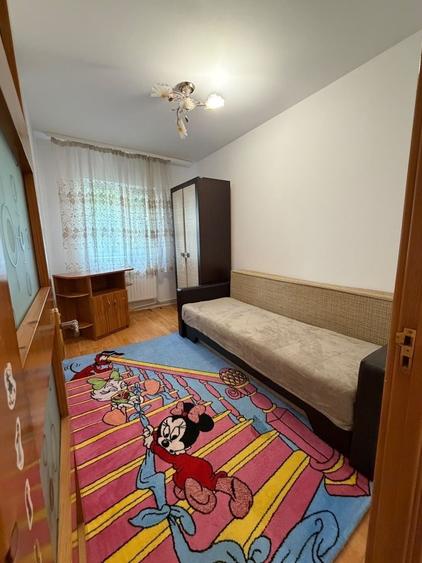 Apartament cu 3 camere decomandat în Racova