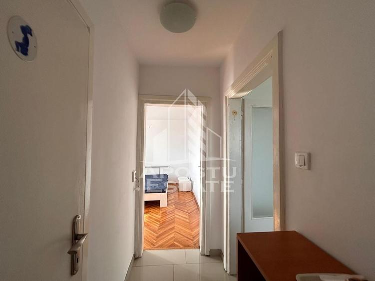 Apartament cu 3 camere semidecomandat, mobilat în Central