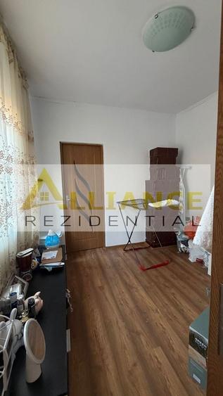 Casă individuală cu 5 camere cu Canalizare în Eroii Revoluției