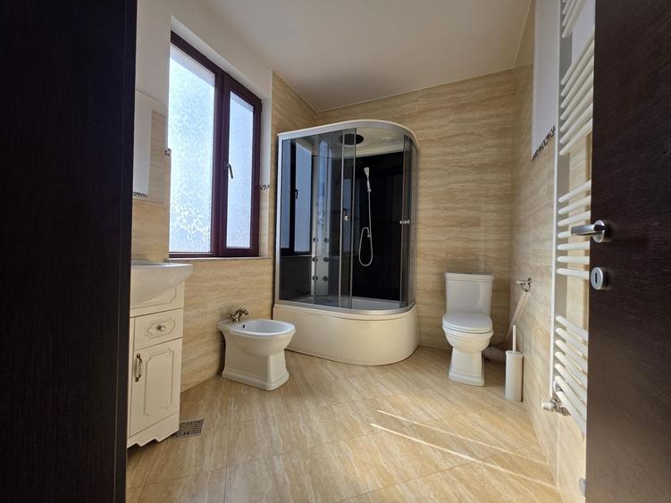 Casă individuală cu 7 camere cu Piscina în Central