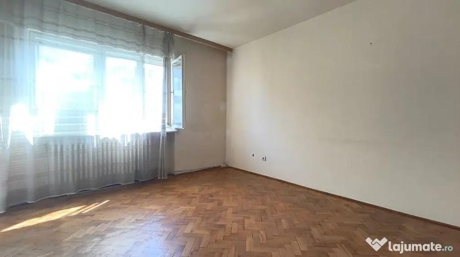 Apartament cu 4 camere semidecomandat în Piața Centrală