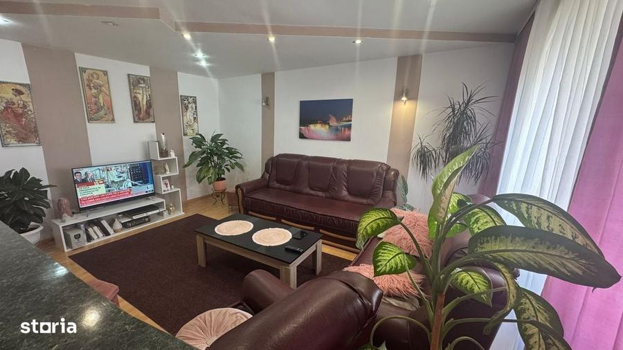 Apartament cu 4 camere decomandat în Valea Aurie