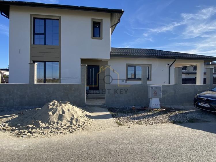 Casă individuală cu 4 camere cu Canalizare în Domnești