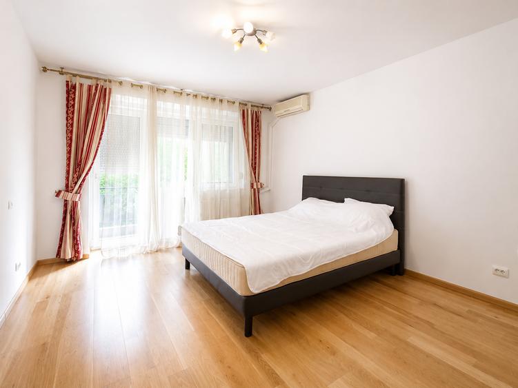 Apartament cu 4 camere semidecomandat în P-ța Victoriei