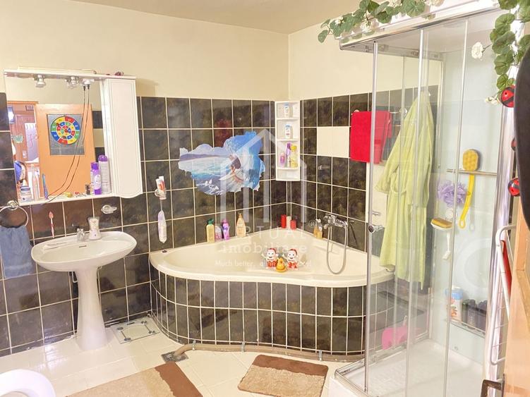 Casă individuală cu 7 camere cu Canalizare în Central
