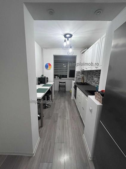 Apartament cu 3 camere decomandat, mobilat în Titan