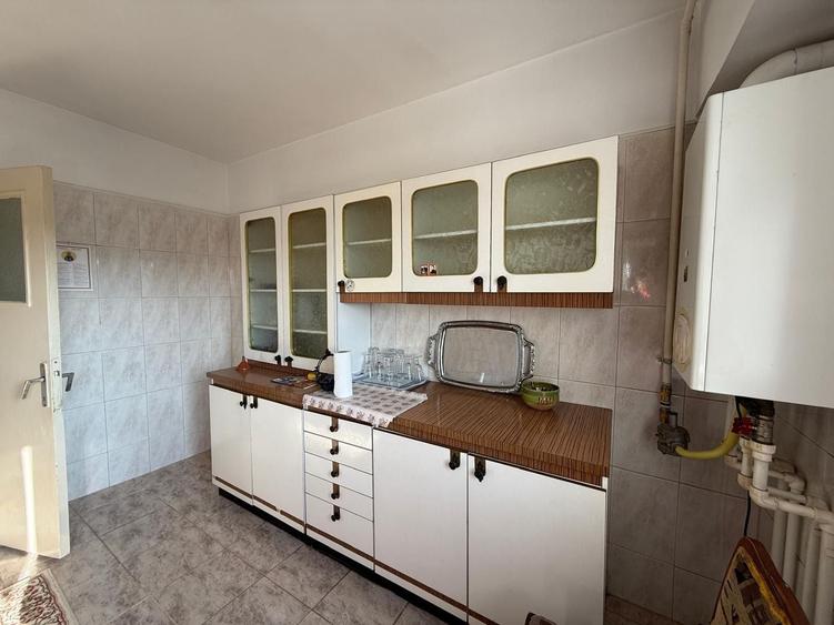 Apartament cu 3 camere decomandat, mobilat în Faleza Nord