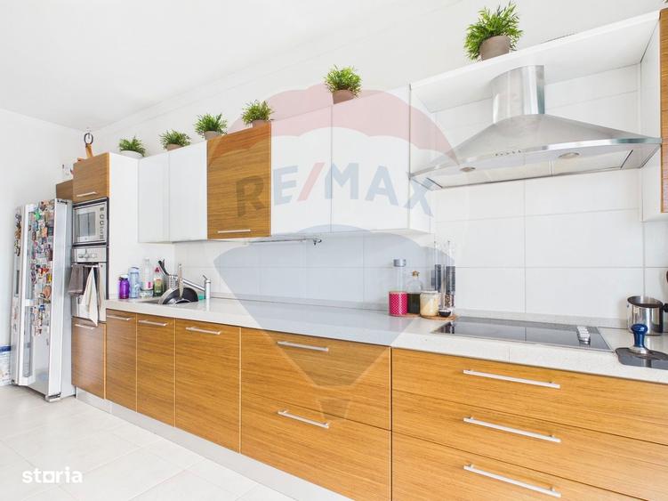 Apartament cu 3 camere decomandat, mobilat în Tei