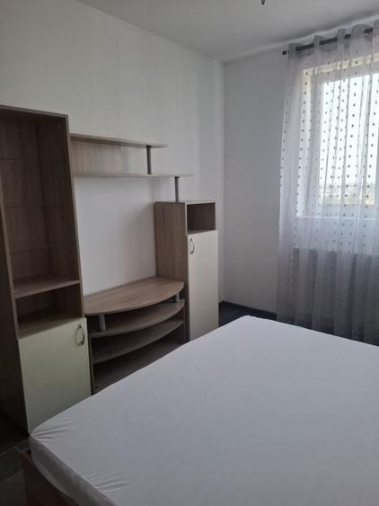 Apartament cu 3 camere decomandat în Roșu