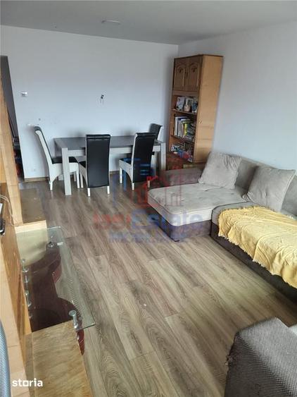 Apartament cu 4 camere decomandat în Nicolina