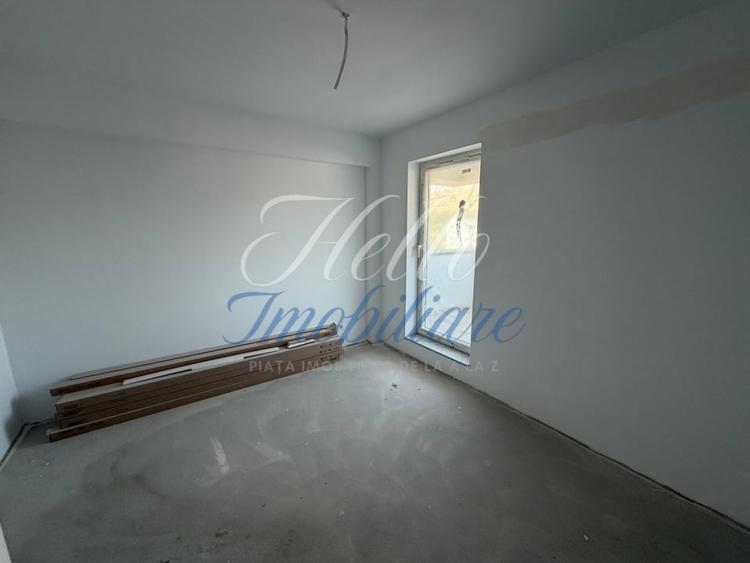 Apartament cu 4 camere semidecomandat în Florești