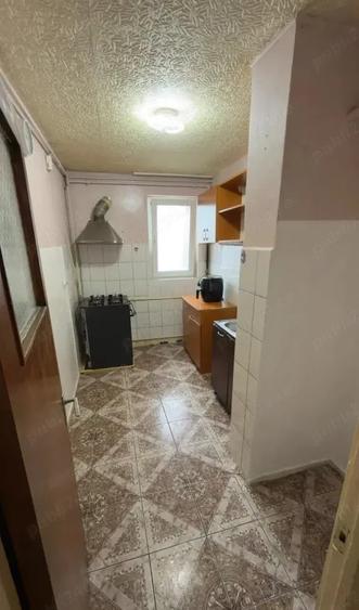 Apartament cu 3 camere semidecomandat, mobilat în Central