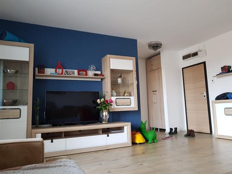 Apartament cu 4 camere decomandat, mobilat în Băneasa