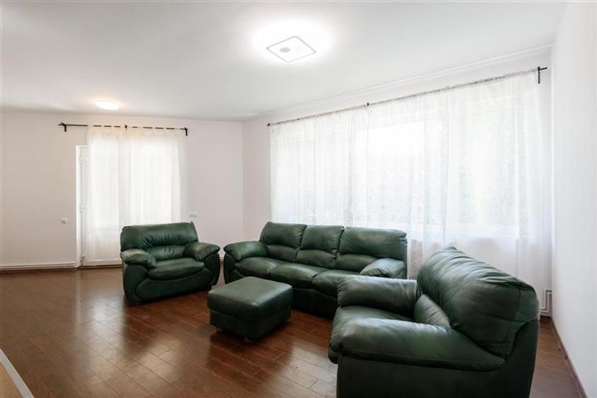 Casă individuală cu 10 camere cu Canalizare în Baciu