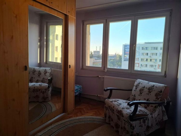 Apartament cu 3 camere semidecomandat în Grivița