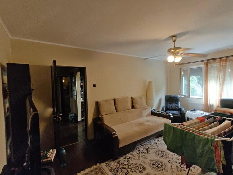 Apartament cu 3 camere semidecomandat în Micro 16