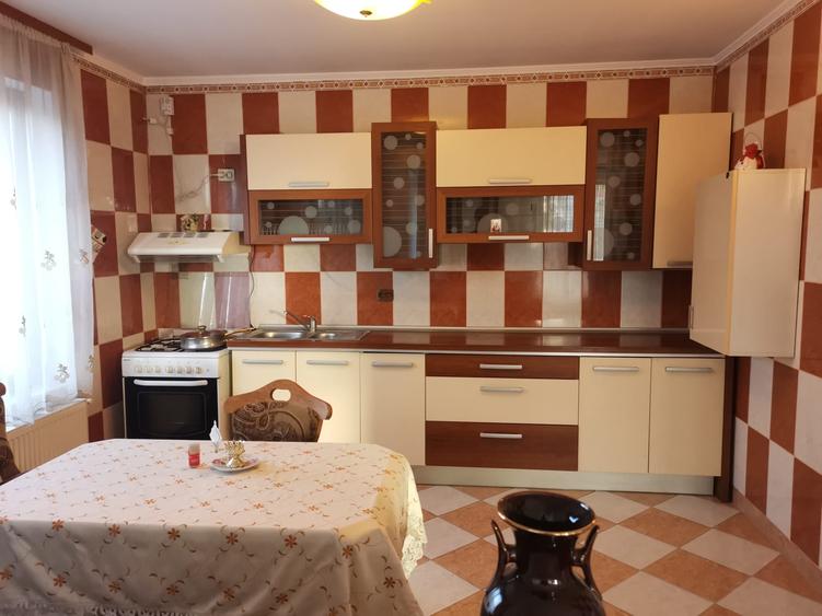 Casă individuală cu 10 camere cu Canalizare în Ștefănești