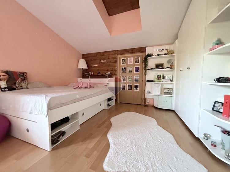 Casă individuală cu 8 camere cu Teren 1947 Mp în Corbeanca