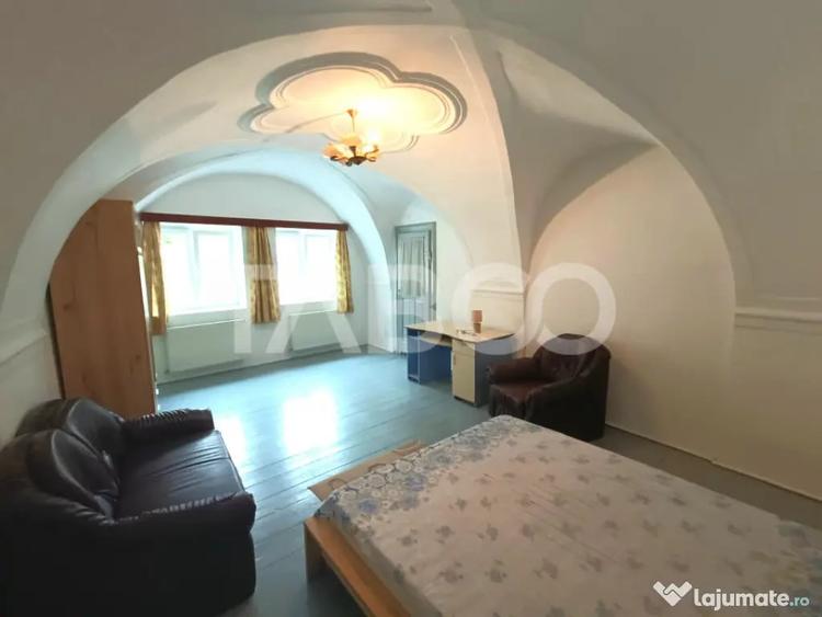 Apartament cu 3 camere semidecomandat în Orașul de Jos