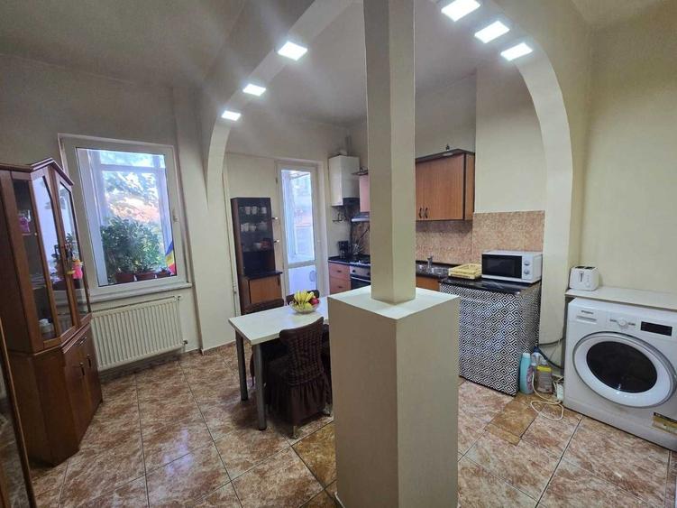 Apartament cu 4 camere semidecomandat în Victoriei