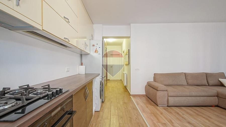 Apartament cu 3 camere decomandat în Tractorul
